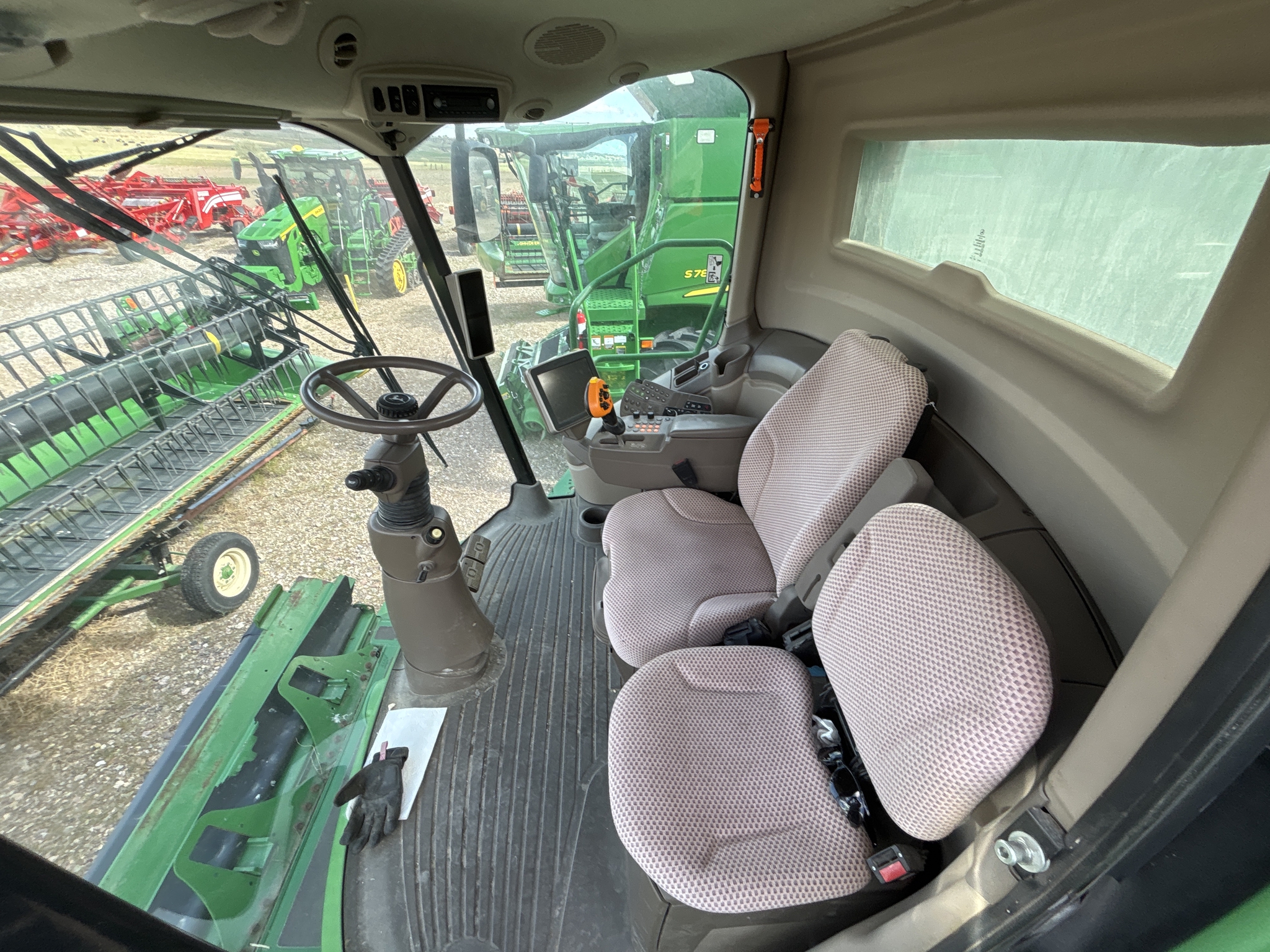 2015 John Deere S670 Image 14