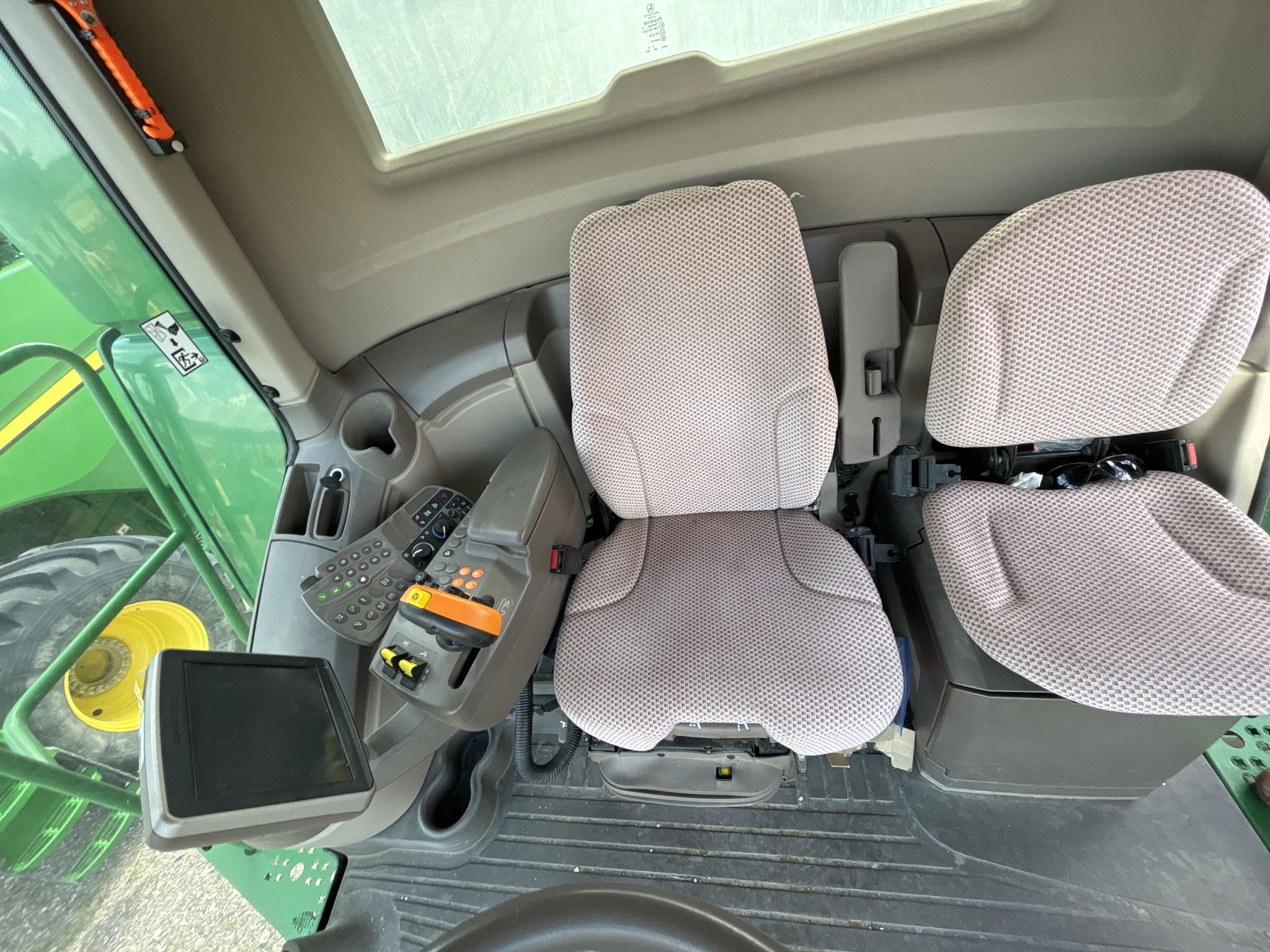 2015 John Deere S670 Image 15