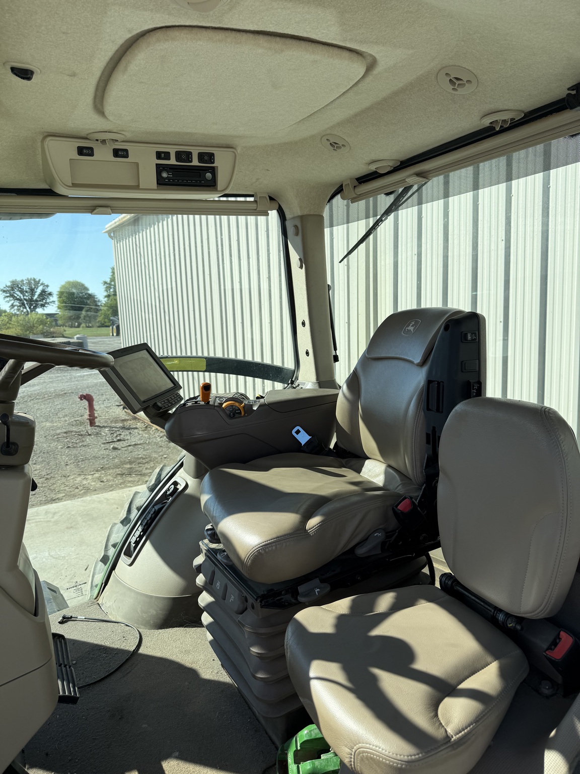 2015 John Deere 8295R Image 9