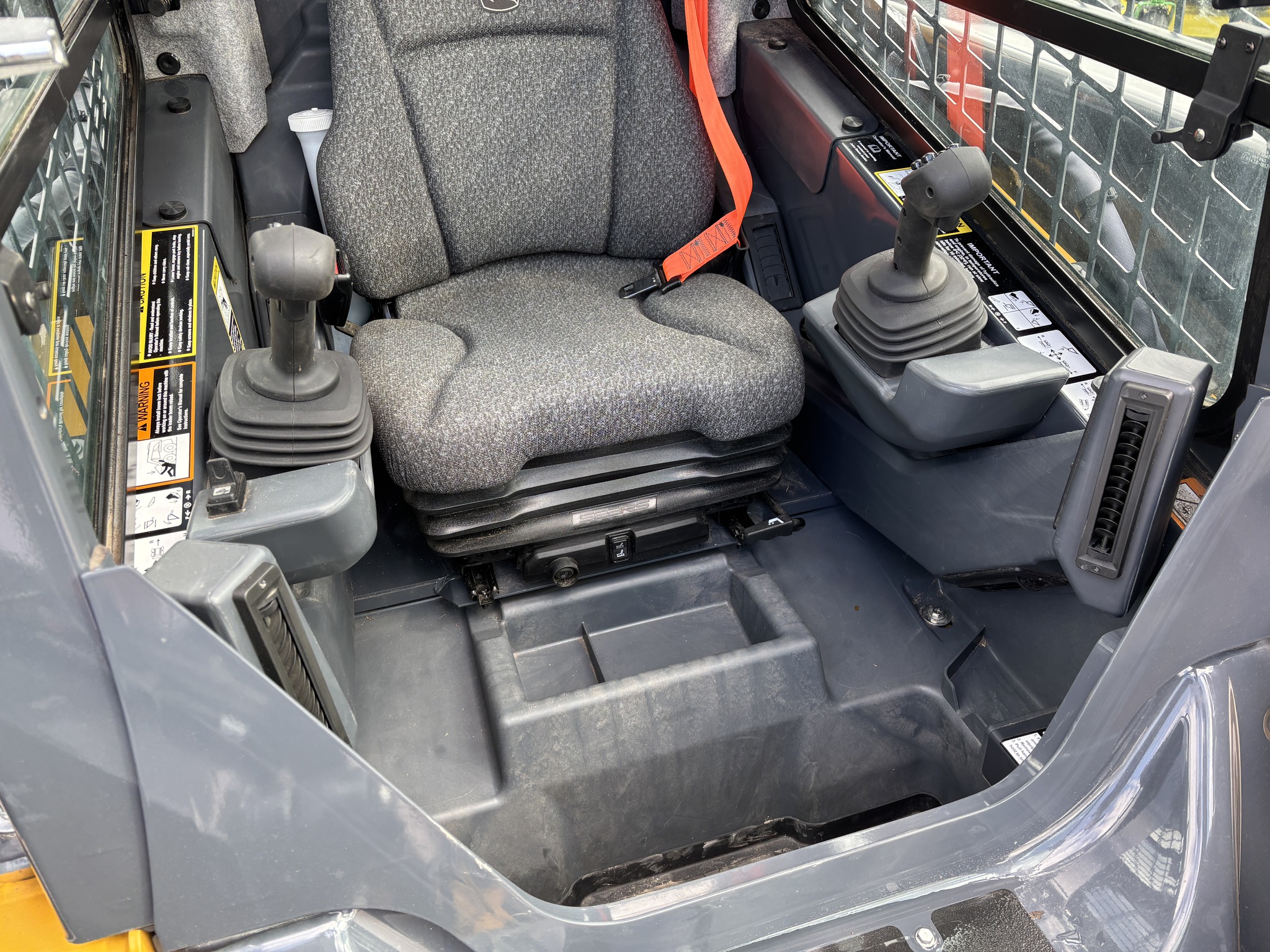 2023 John Deere 324G Image 10