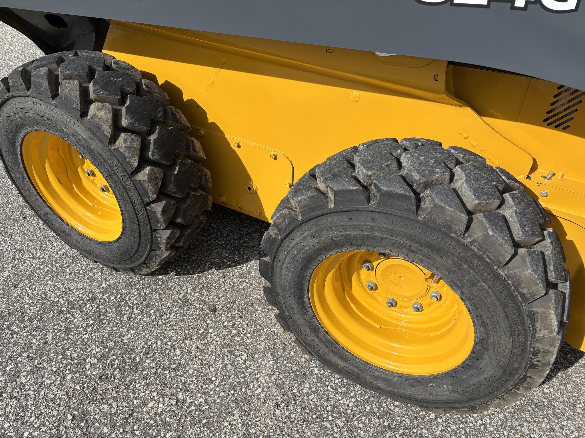 2023 John Deere 324G Image 9