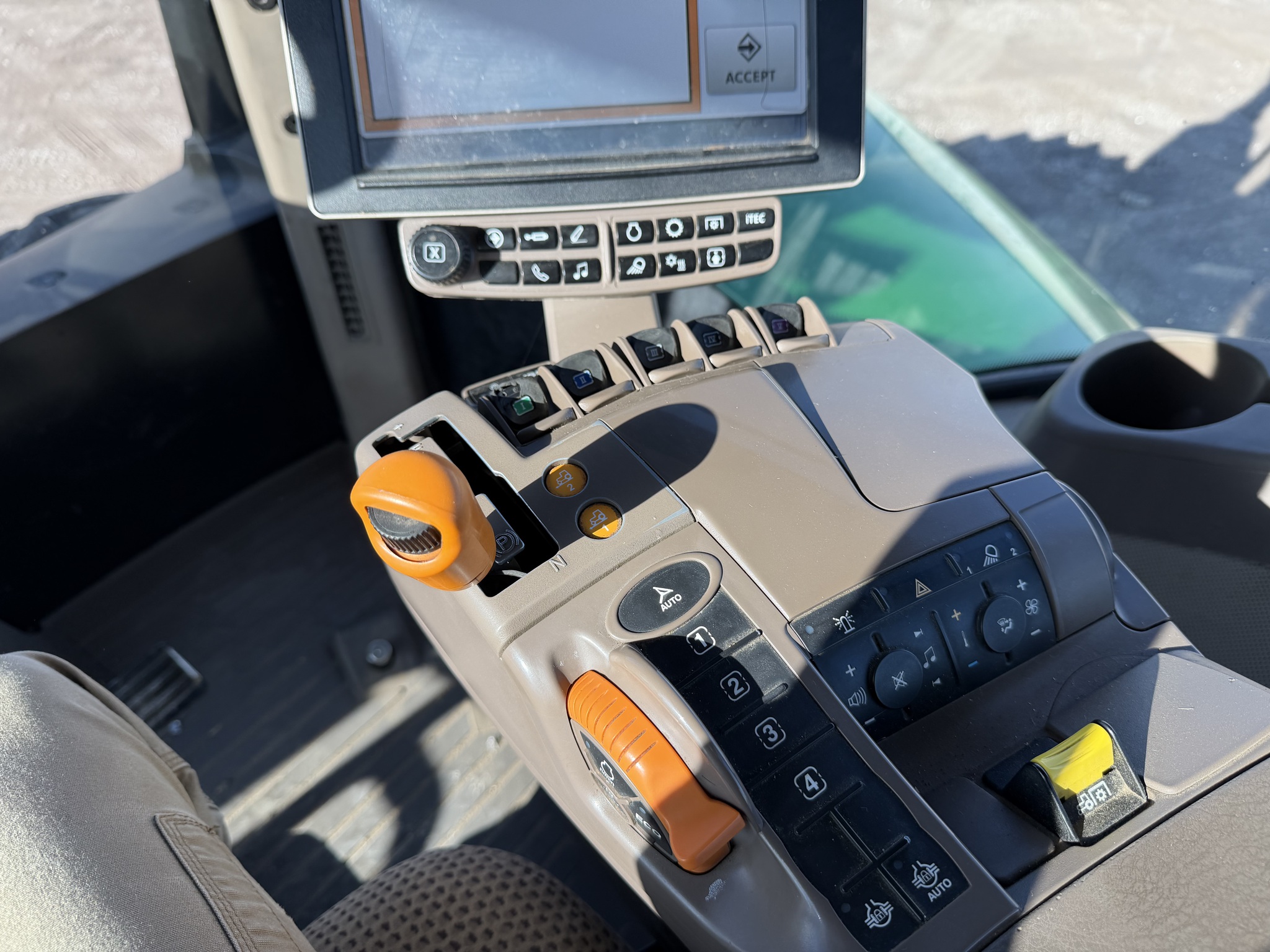  2017 John Deere 9520R at Heritage Tractor in Quincy, IL
