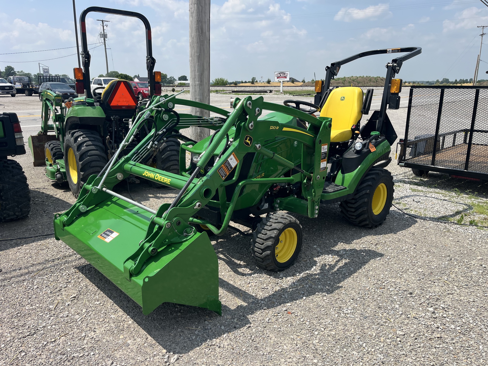 2021 John Deere 1025R Image 1