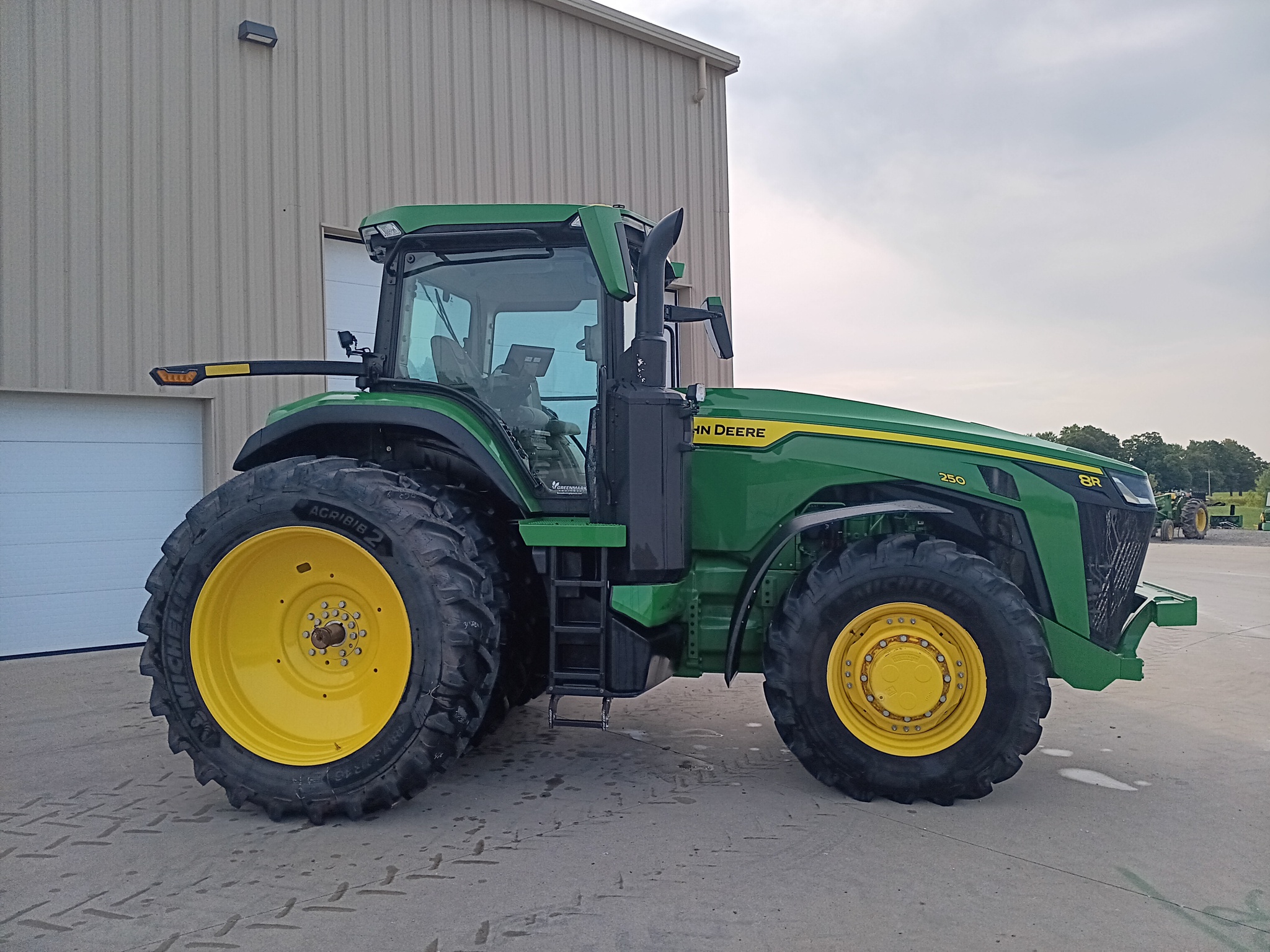 2024 John Deere 8R 250 Image 3