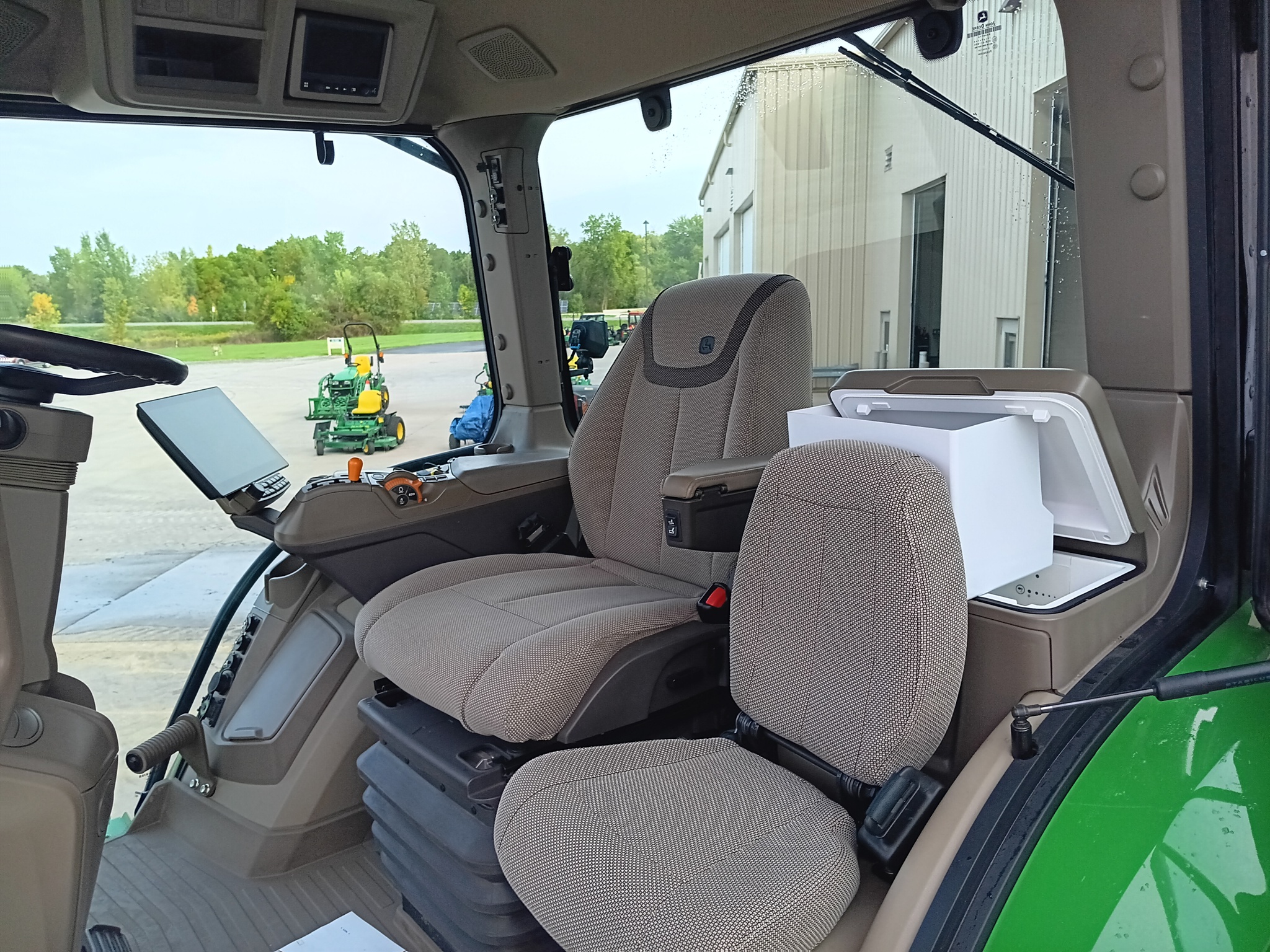 2024 John Deere 8R 250 Image 10