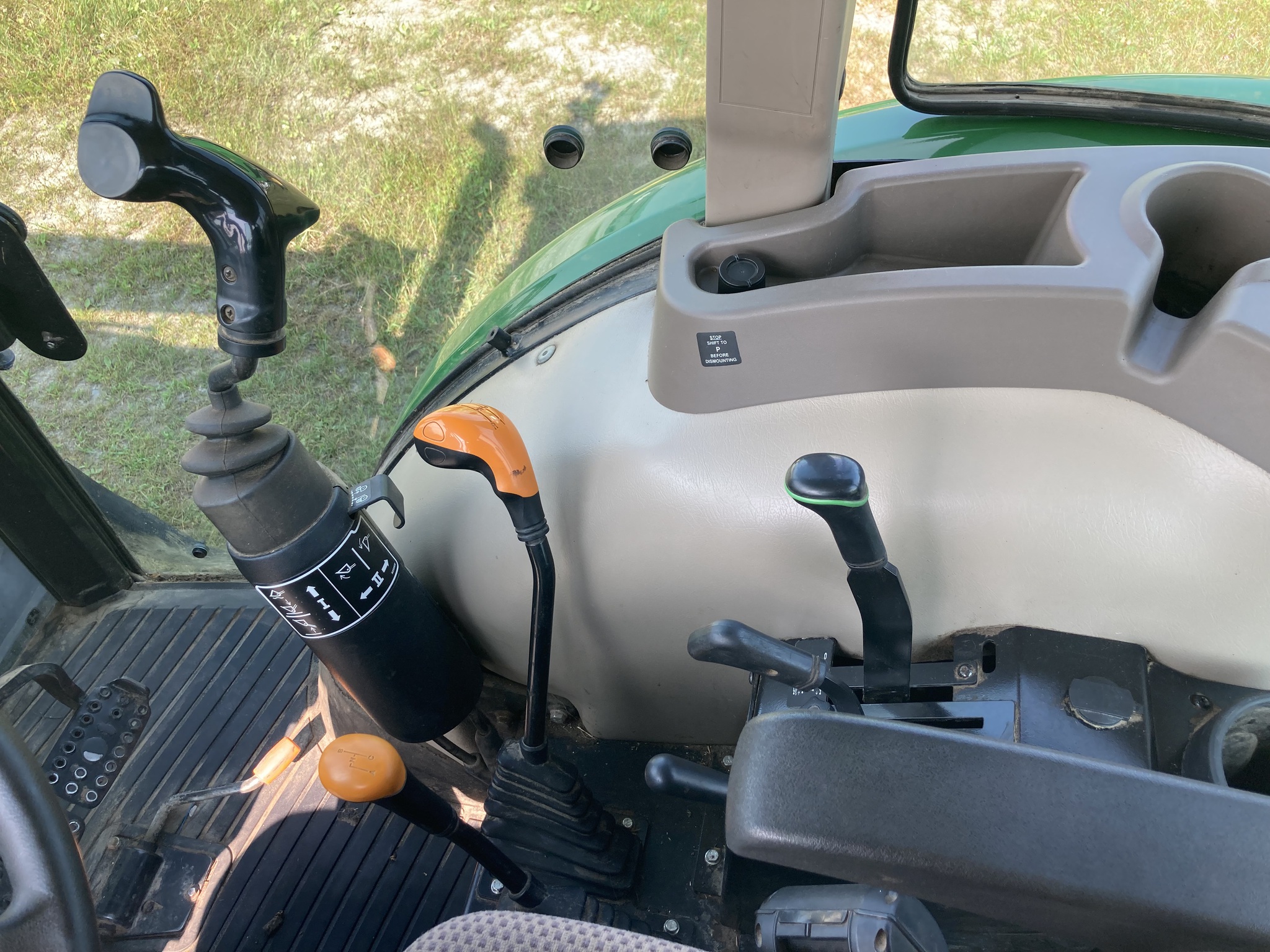 2016 John Deere 5055E Image 10