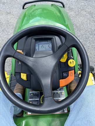 2021 John Deere X590 Photo 9