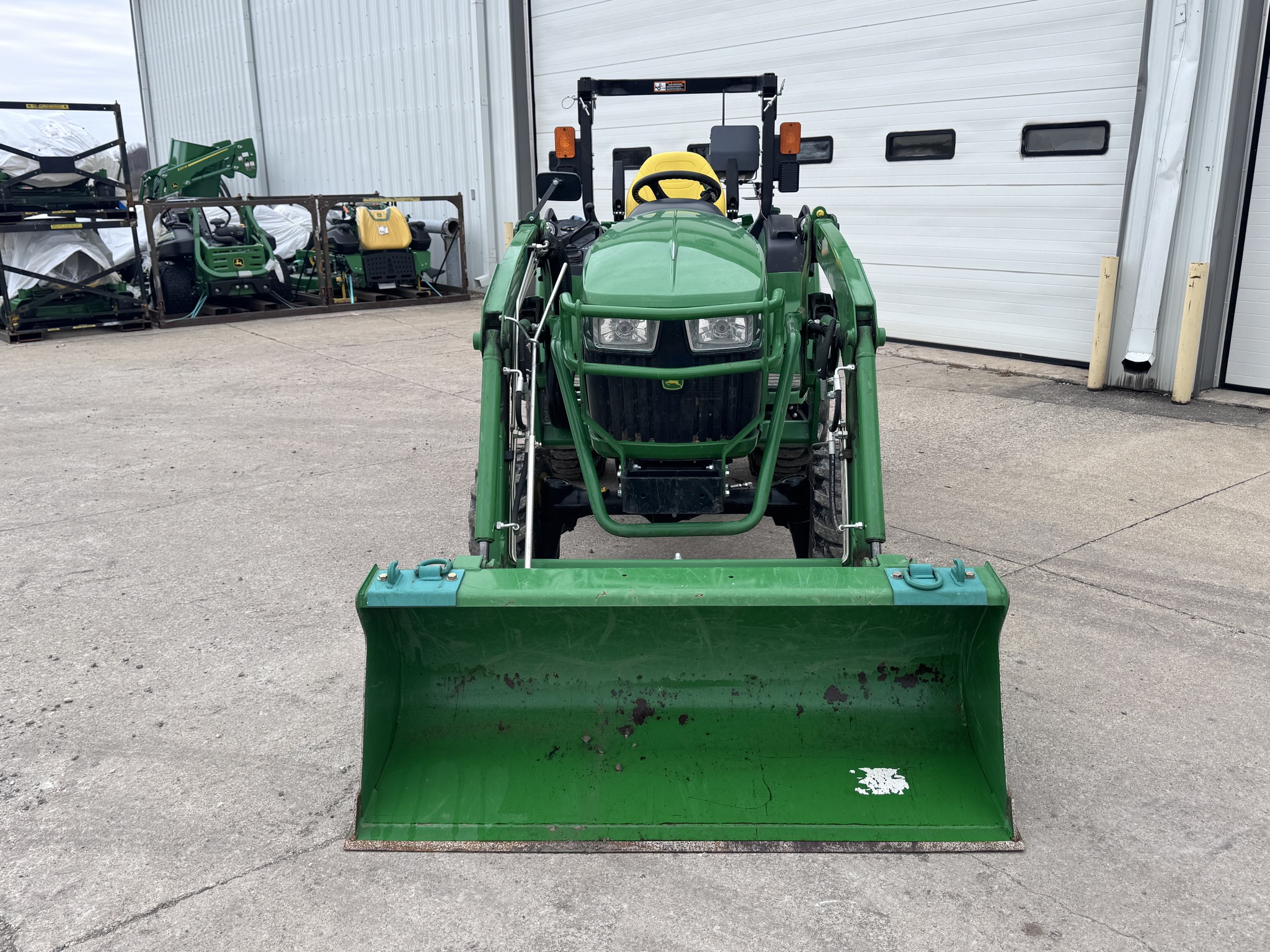 2018 John Deere 2038R Image 2
