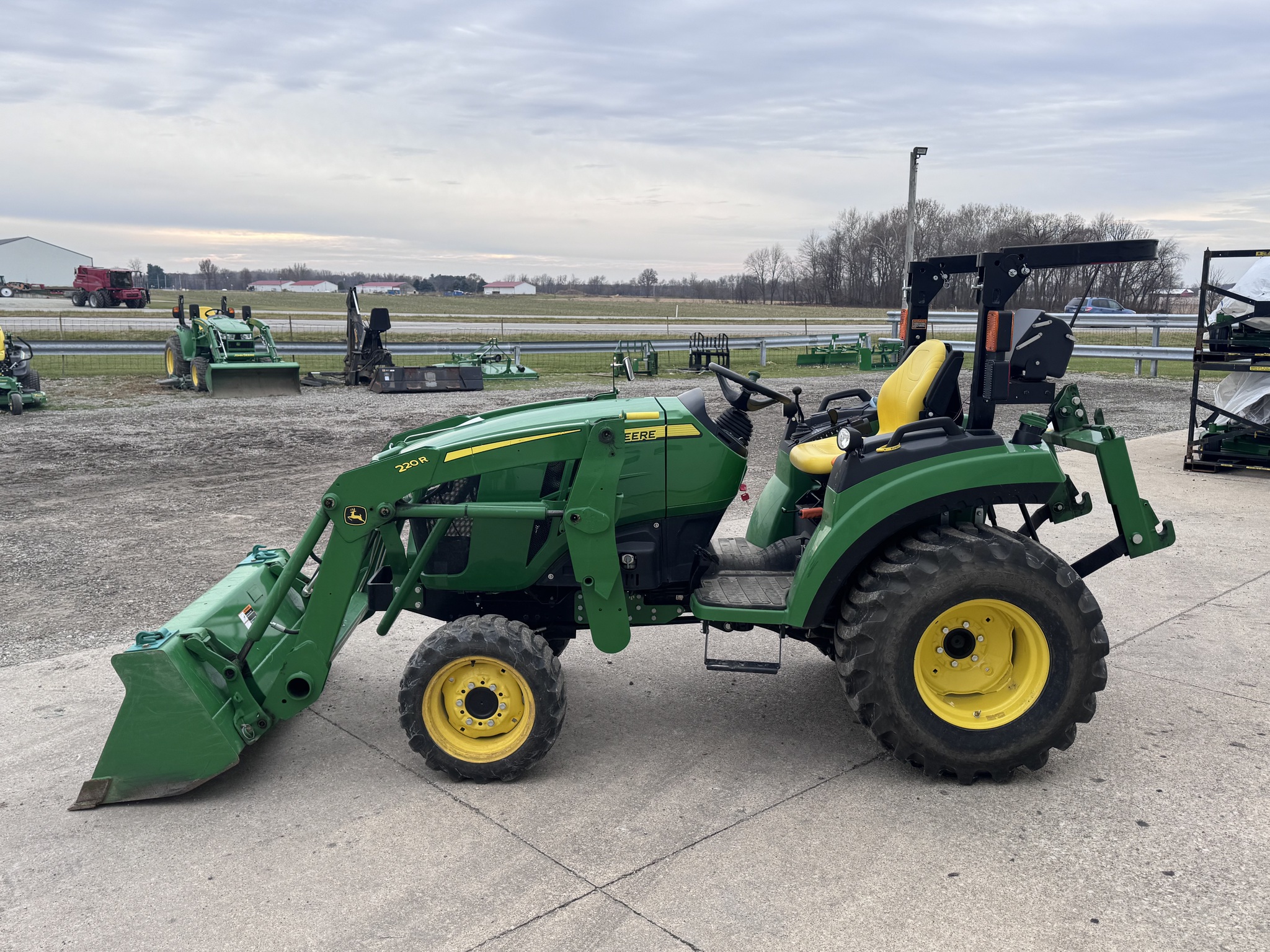 2018 John Deere 2038R Image 4
