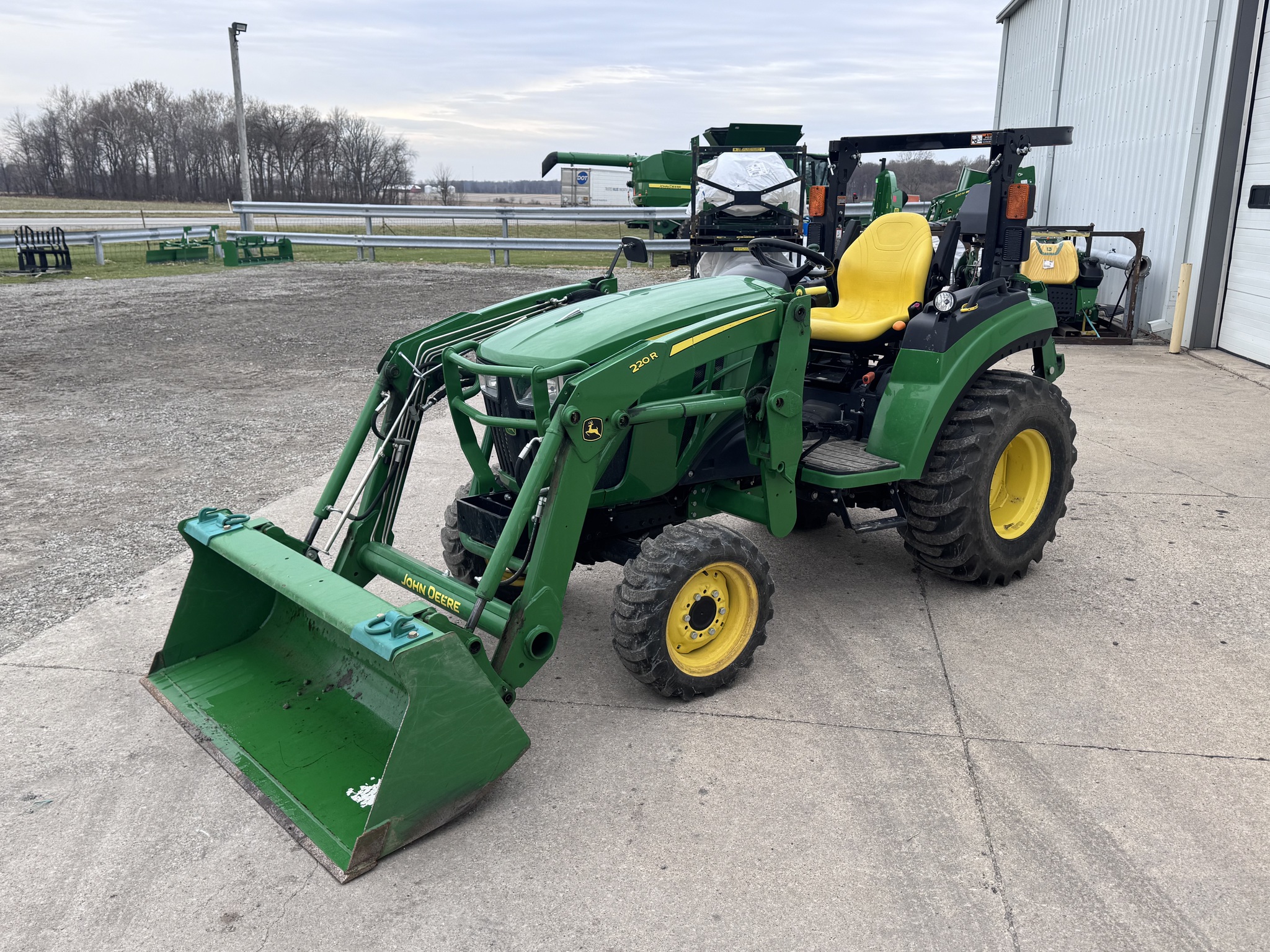 2018 John Deere 2038R Image 3