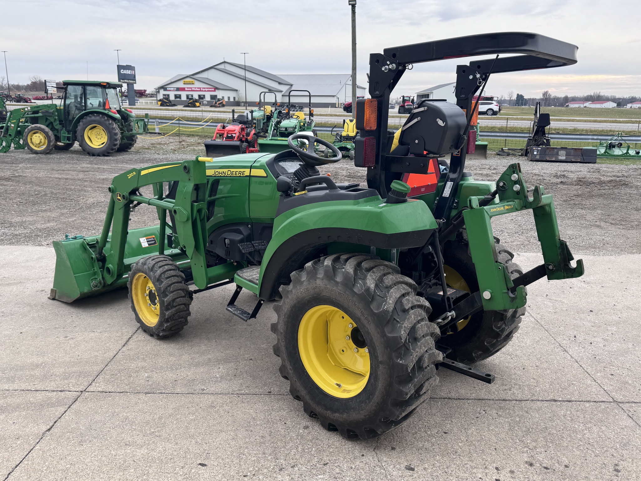 2018 John Deere 2038R Image 5