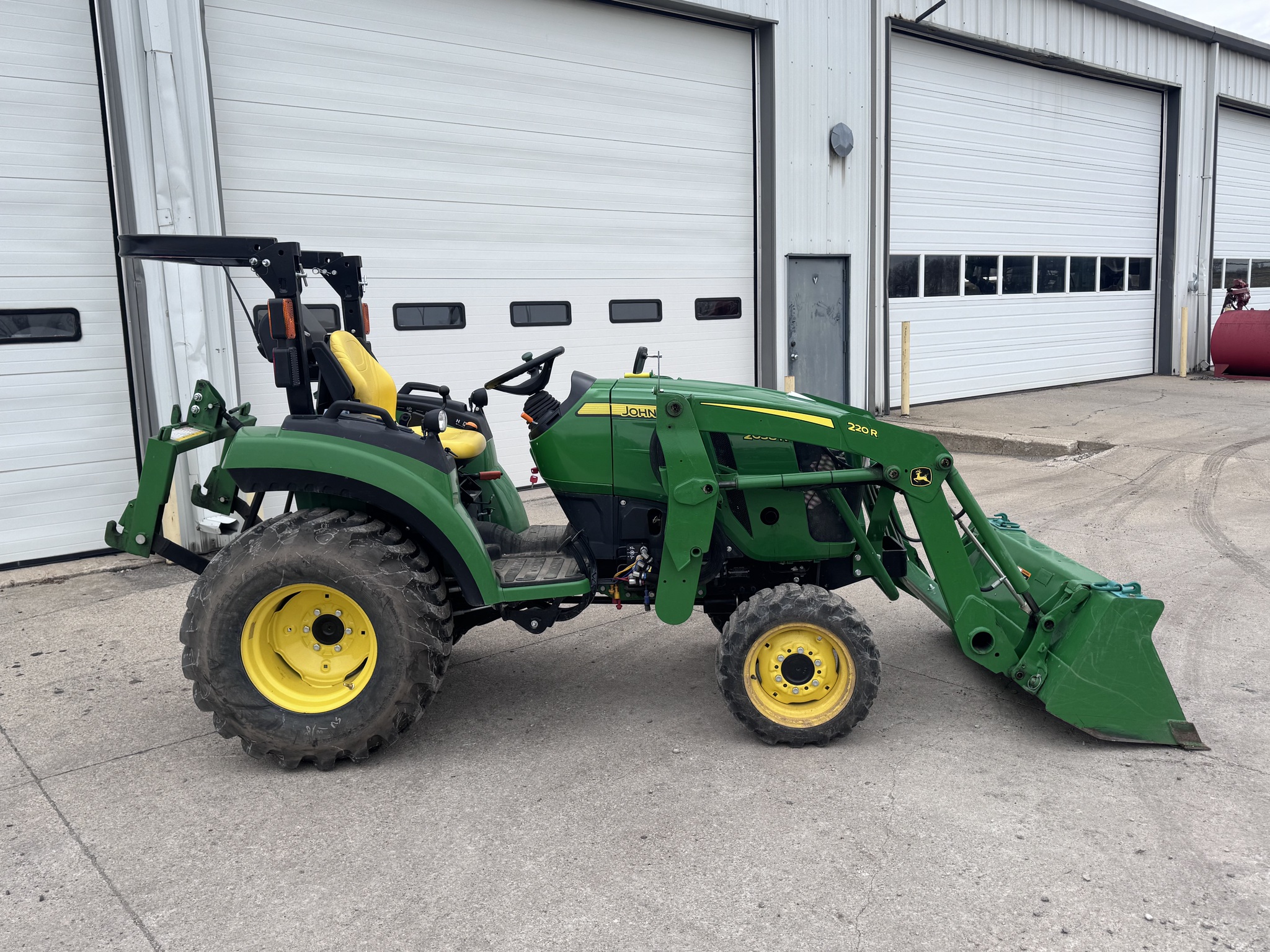 2018 John Deere 2038R Image 8