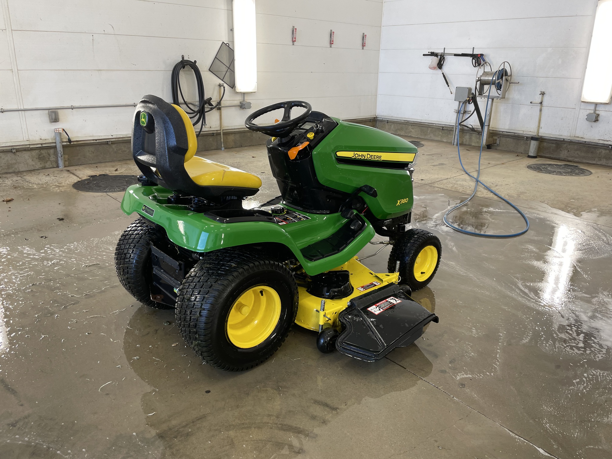 2016 John Deere X380 Image 3