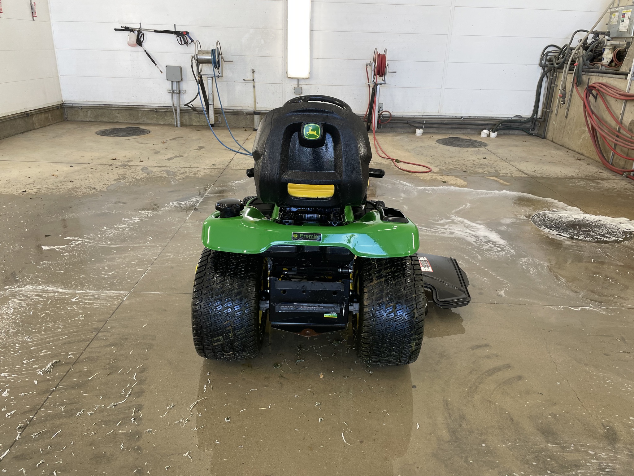 2016 John Deere X380 Image 6