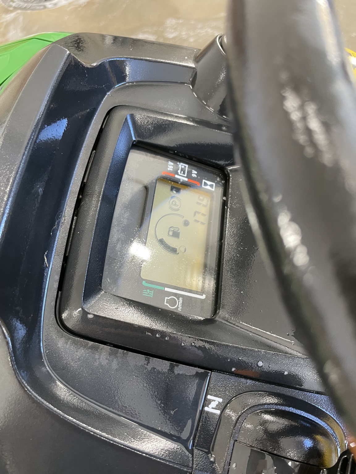 2016 John Deere X380 Image 8