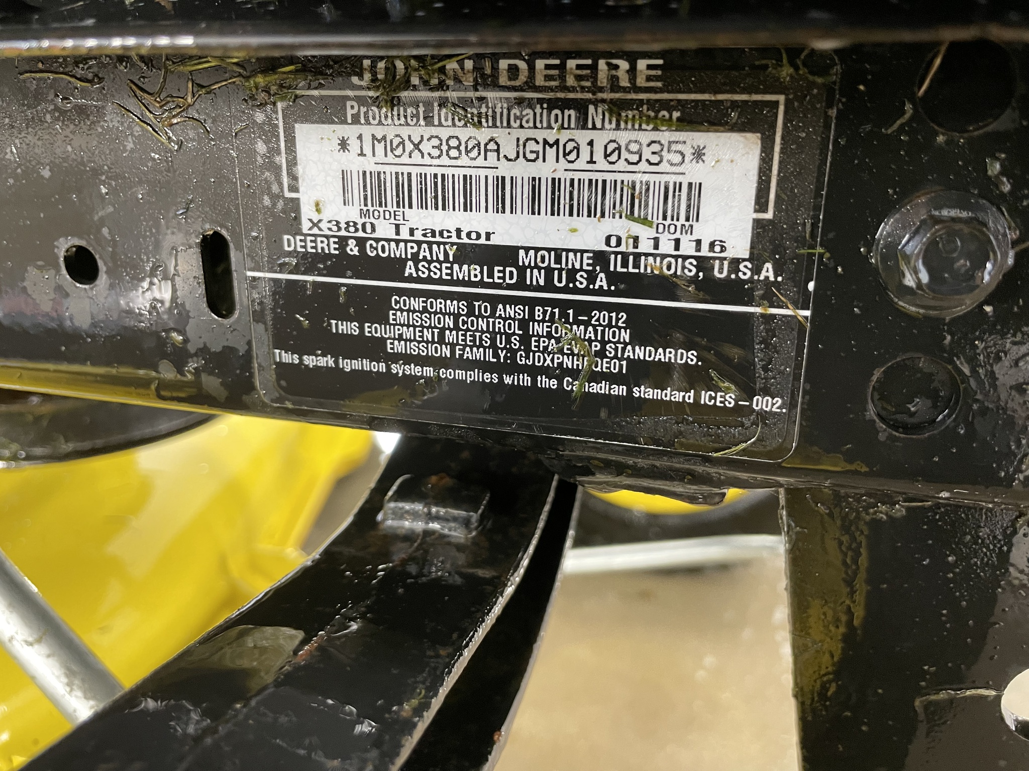 2016 John Deere X380 Image 9