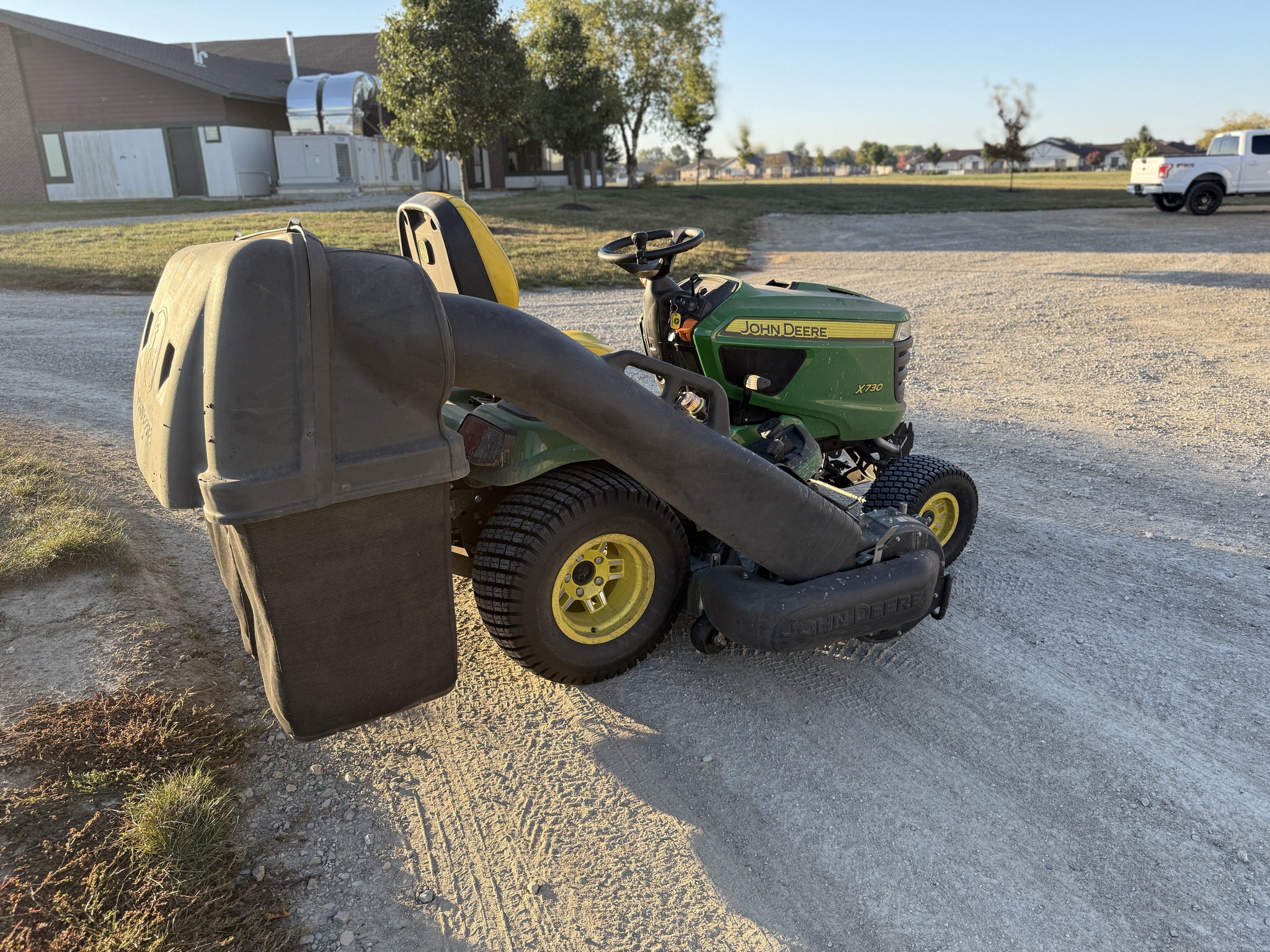 2023 John Deere X730 Image 8