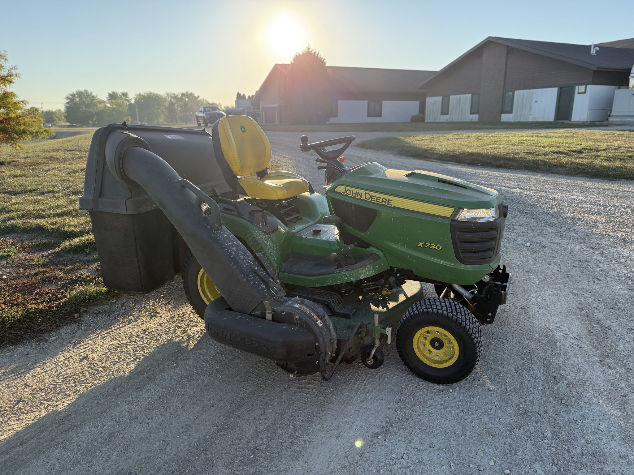 2023 John Deere X730 Image 10