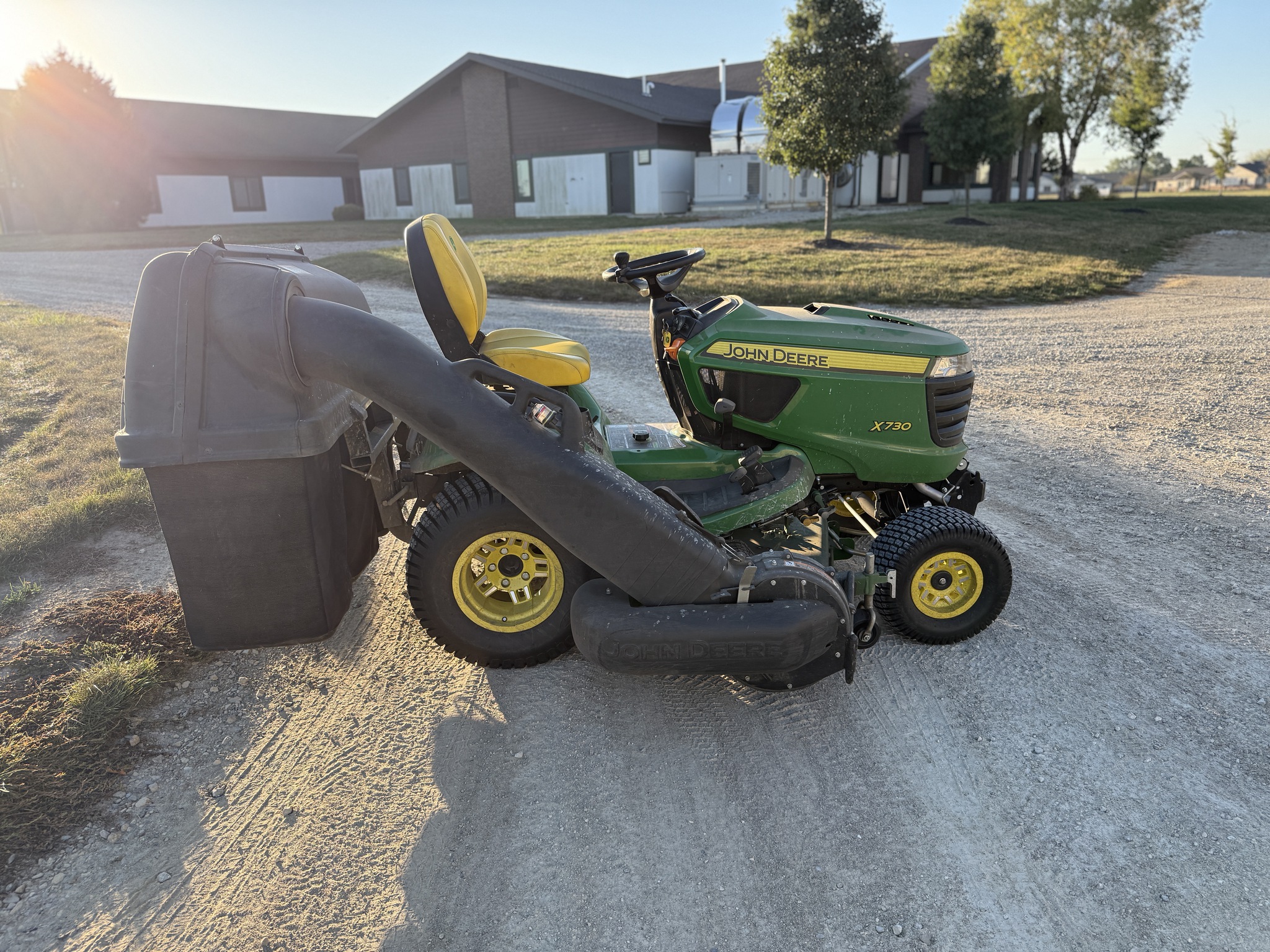 2023 John Deere X730 Image 9
