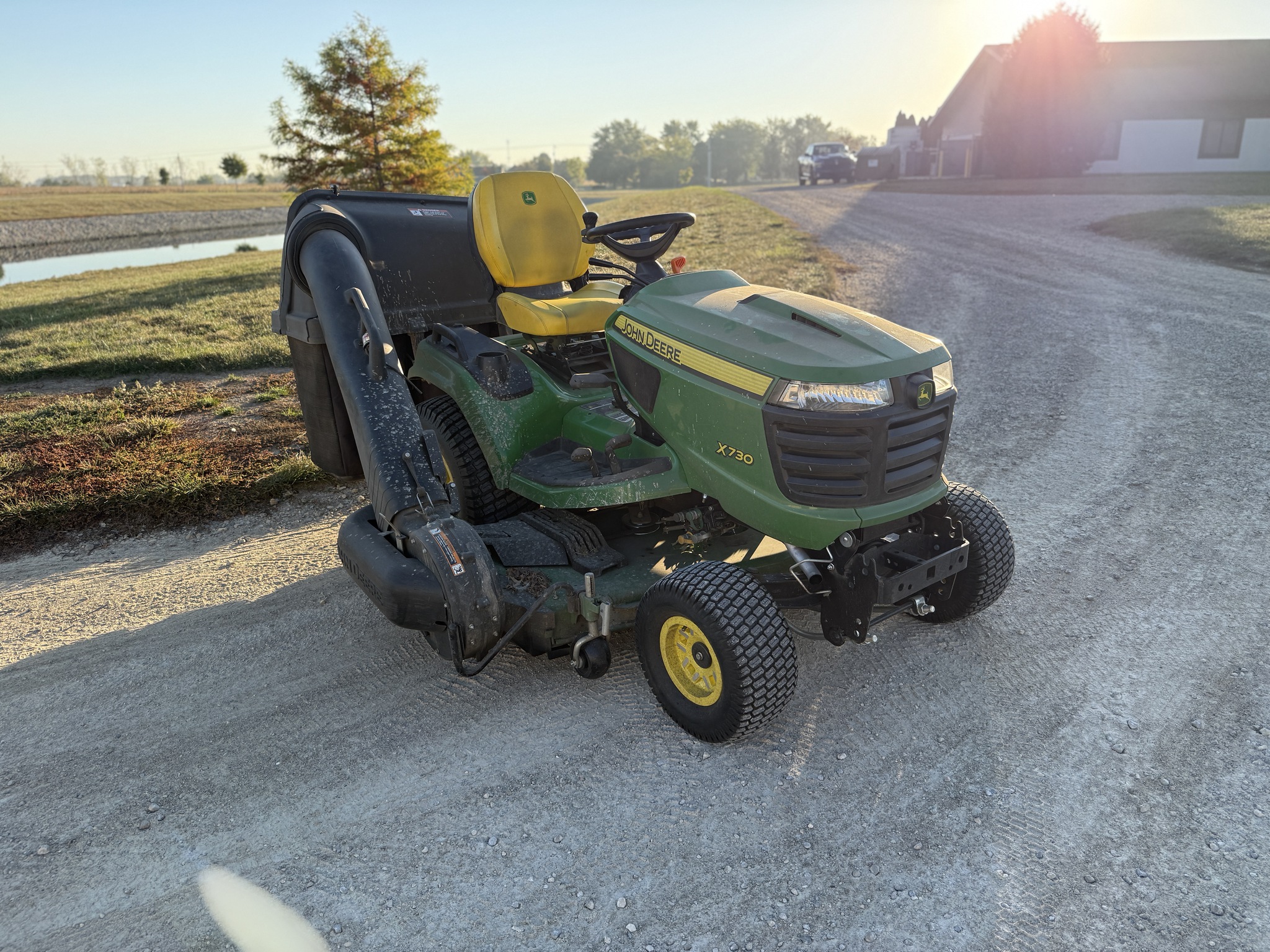 2023 John Deere X730 Image 11