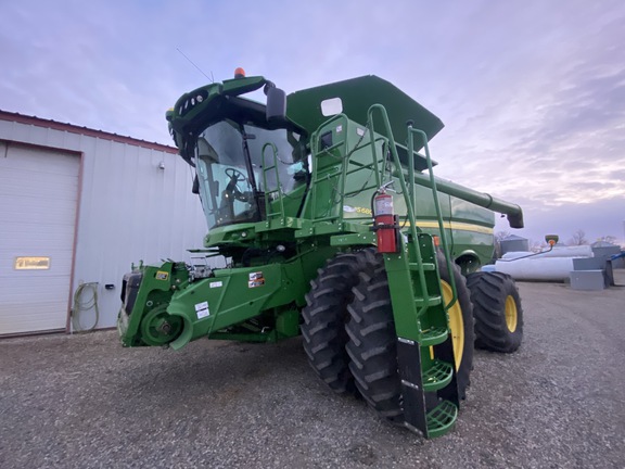 Photo of a 2014 John Deere S680
