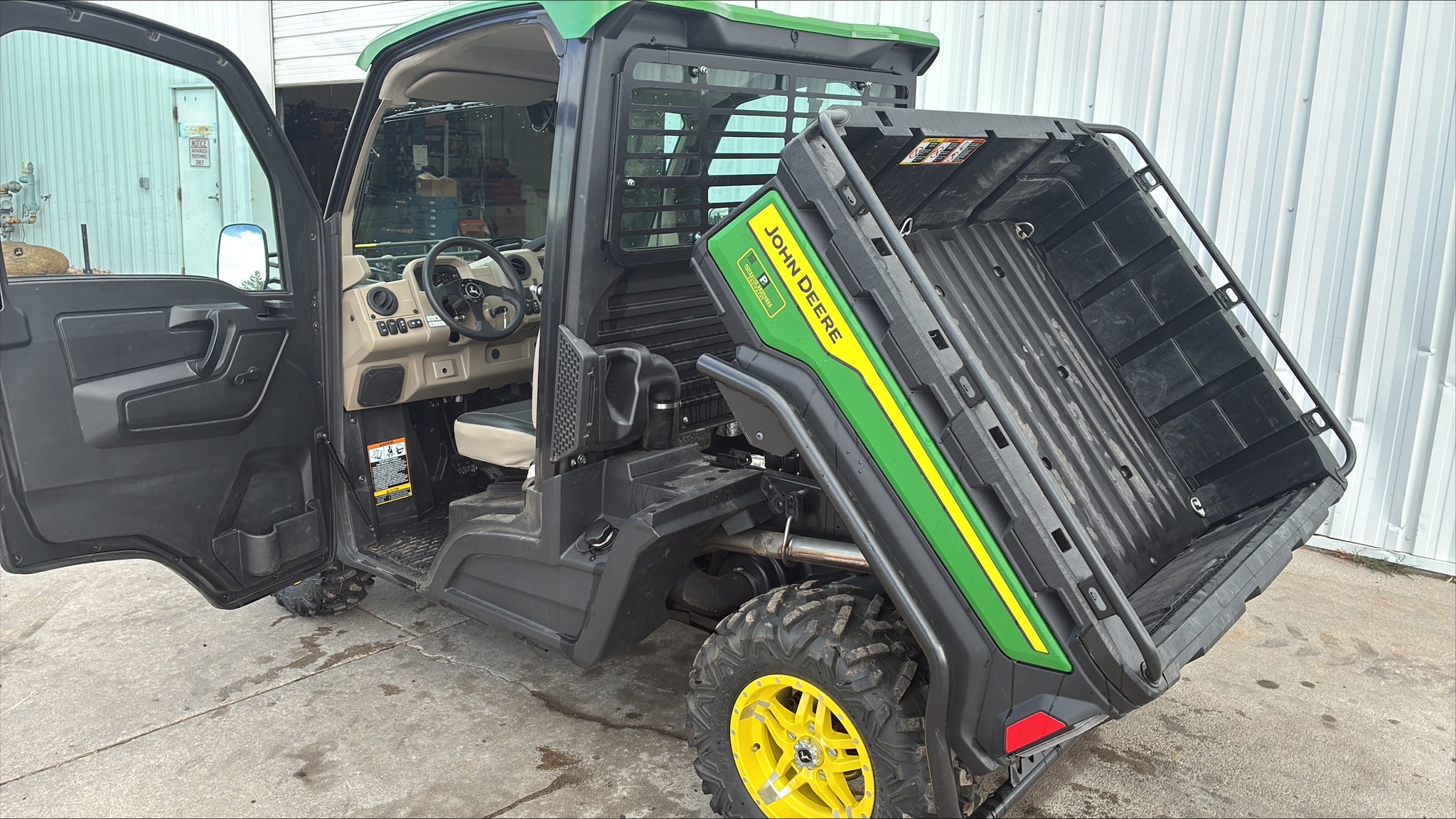 2025 John Deere 845R Image 2