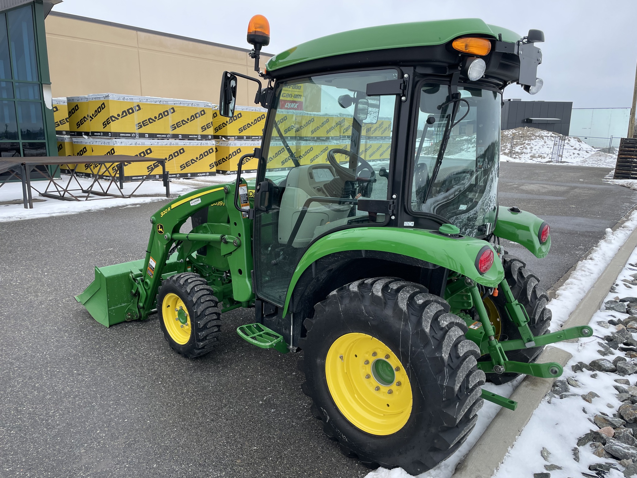 2022 John Deere 3039R Image 2