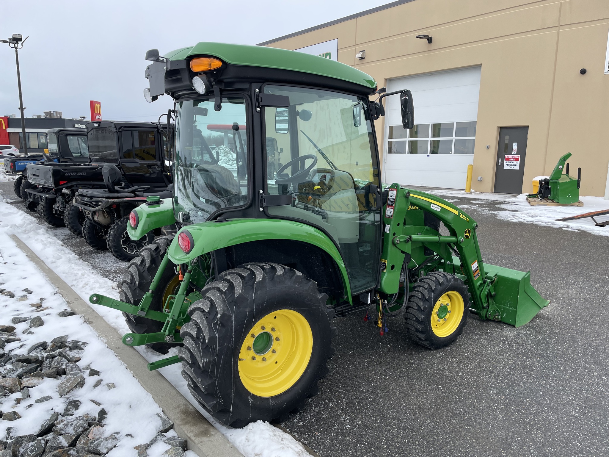 2022 John Deere 3039R Image 4