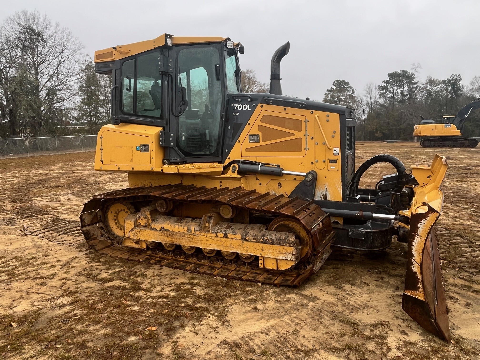 2021 John Deere 700L Image 2