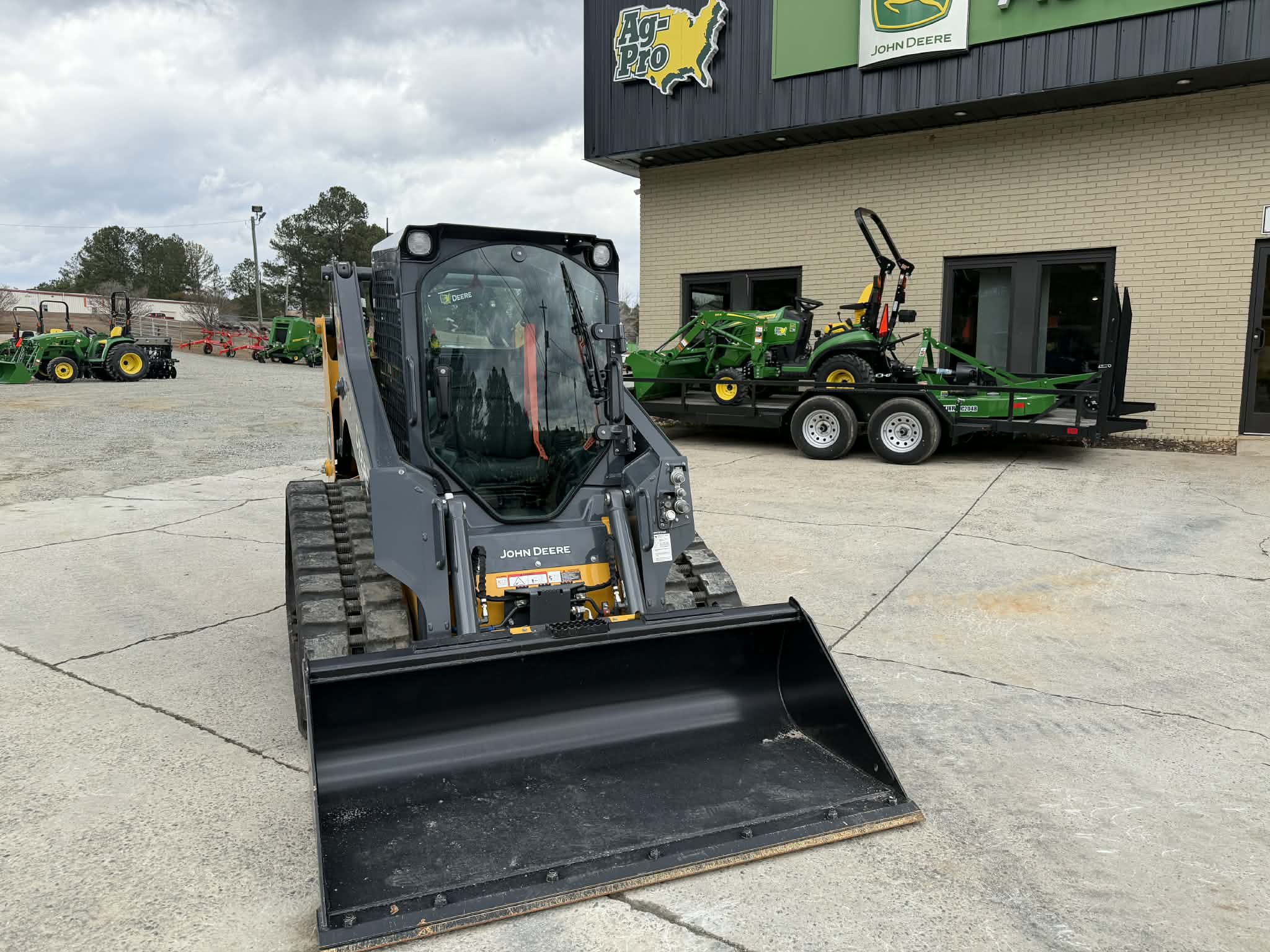 2025 John Deere 317 P Image 4