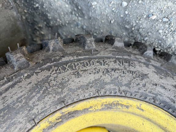 2023 John Deere X590 - Photo12