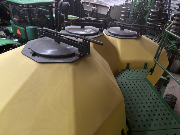Used 2009 John Deere 1835 Air Drills and Seeders at Horizon Ag & Turf in Lloydminster, AB - Photo4