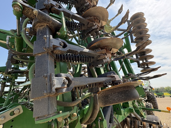 Used 2009 John Deere 1835 Air Drills and Seeders at Horizon Ag & Turf in Lloydminster, AB - Photo6