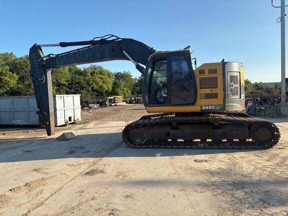 2017 John Deere 245G