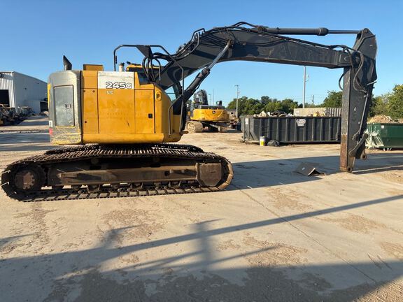 2017 John Deere 245G