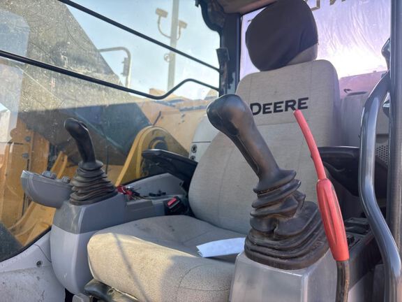 2017 John Deere 245G