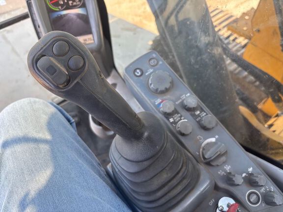 2017 John Deere 245G
