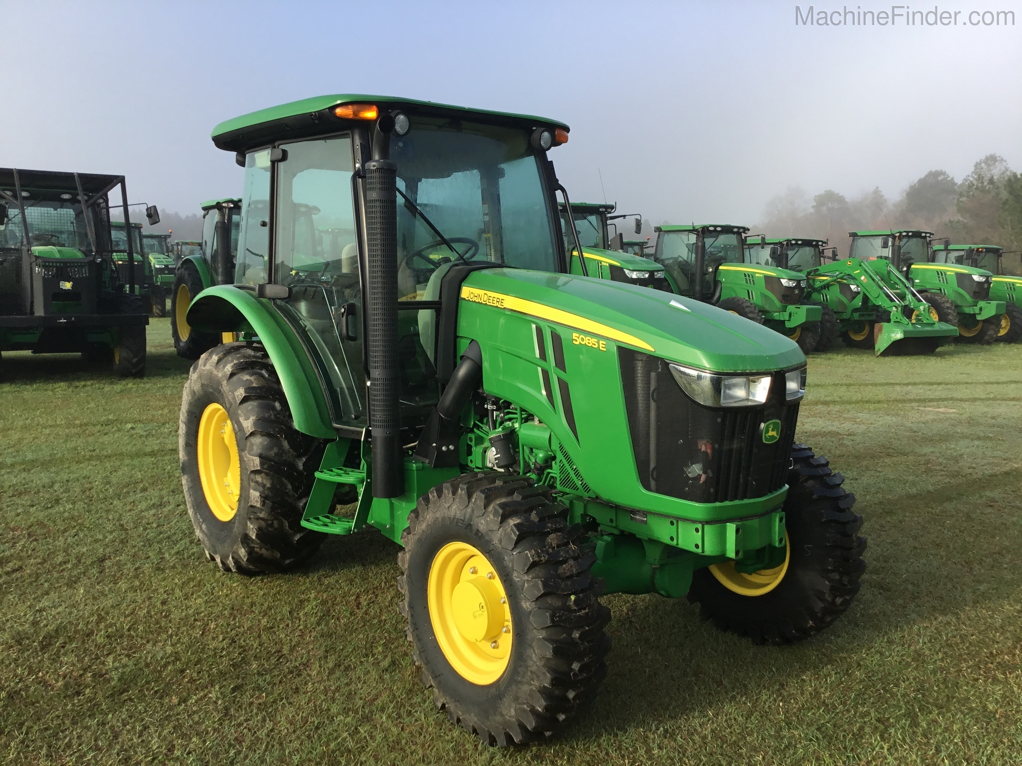 2016 John Deere 5085E Image 1