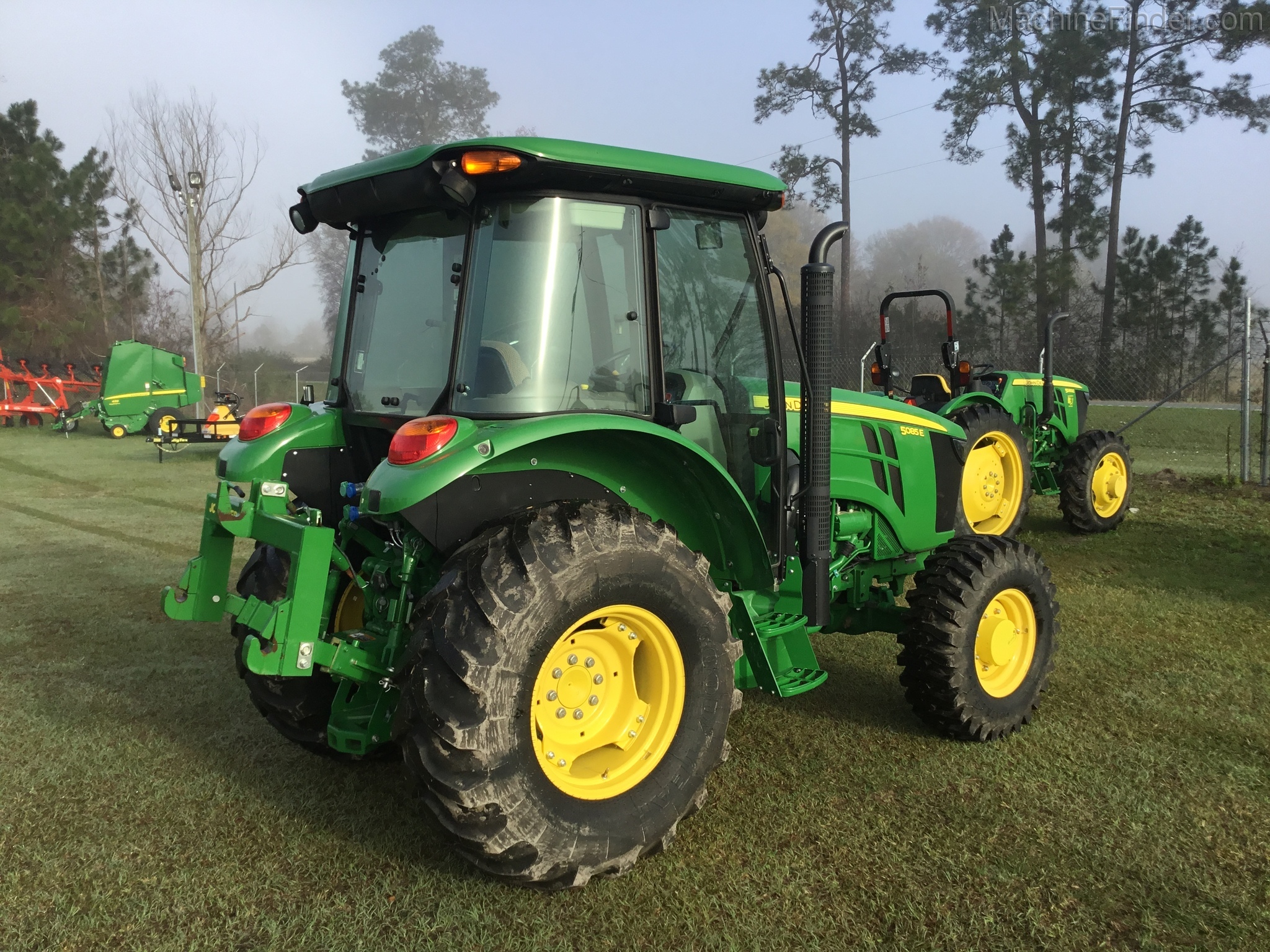 2016 John Deere 5085E Image 3