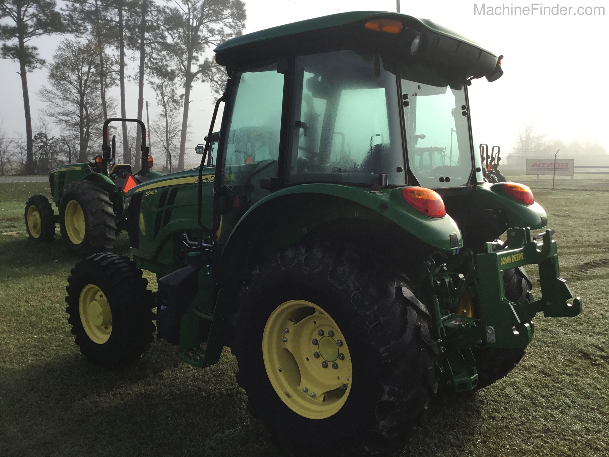 2016 John Deere 5085E Image 4