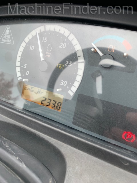 2017 John Deere 4066M Image 7