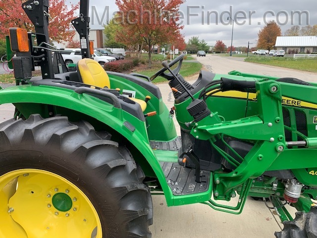 2017 John Deere 4066M Image 9