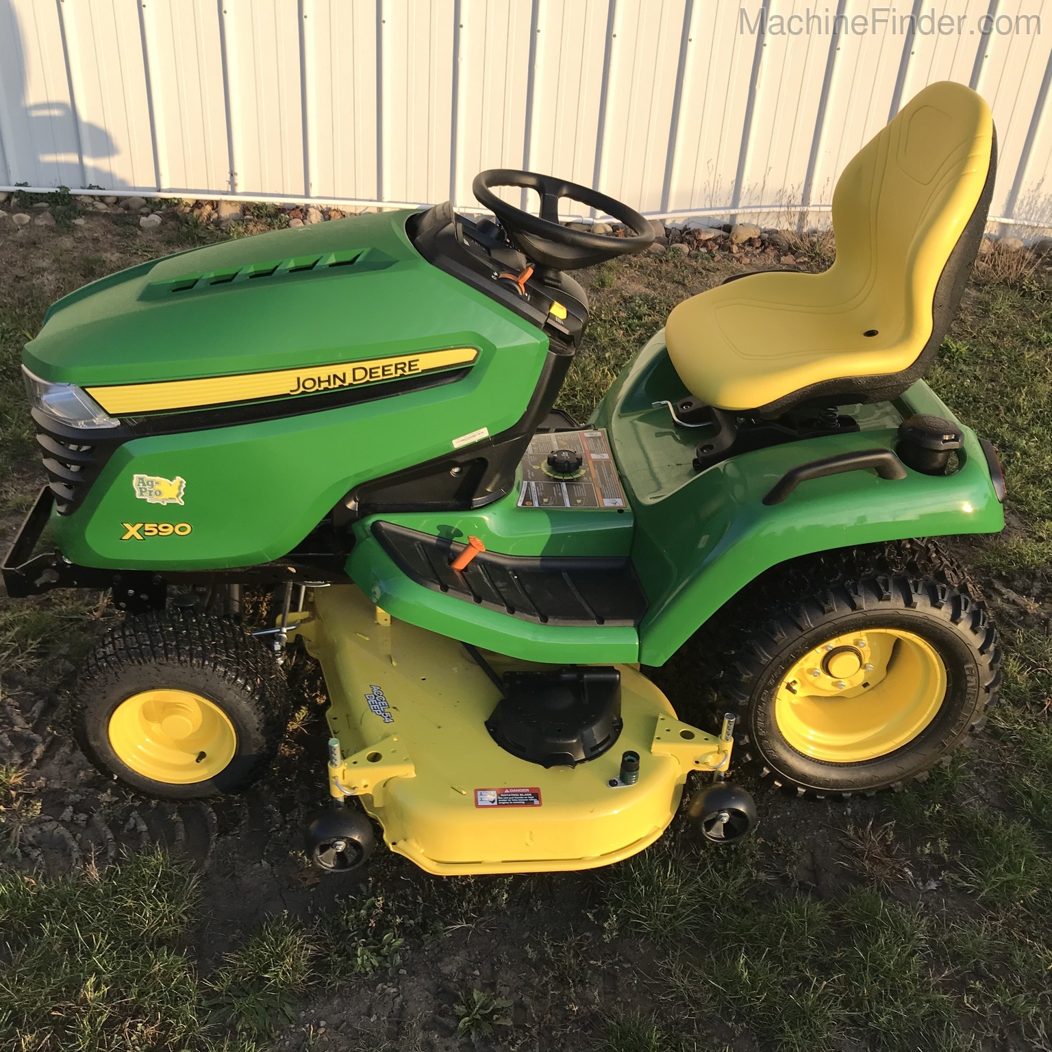 2020 John Deere X590 Image 2