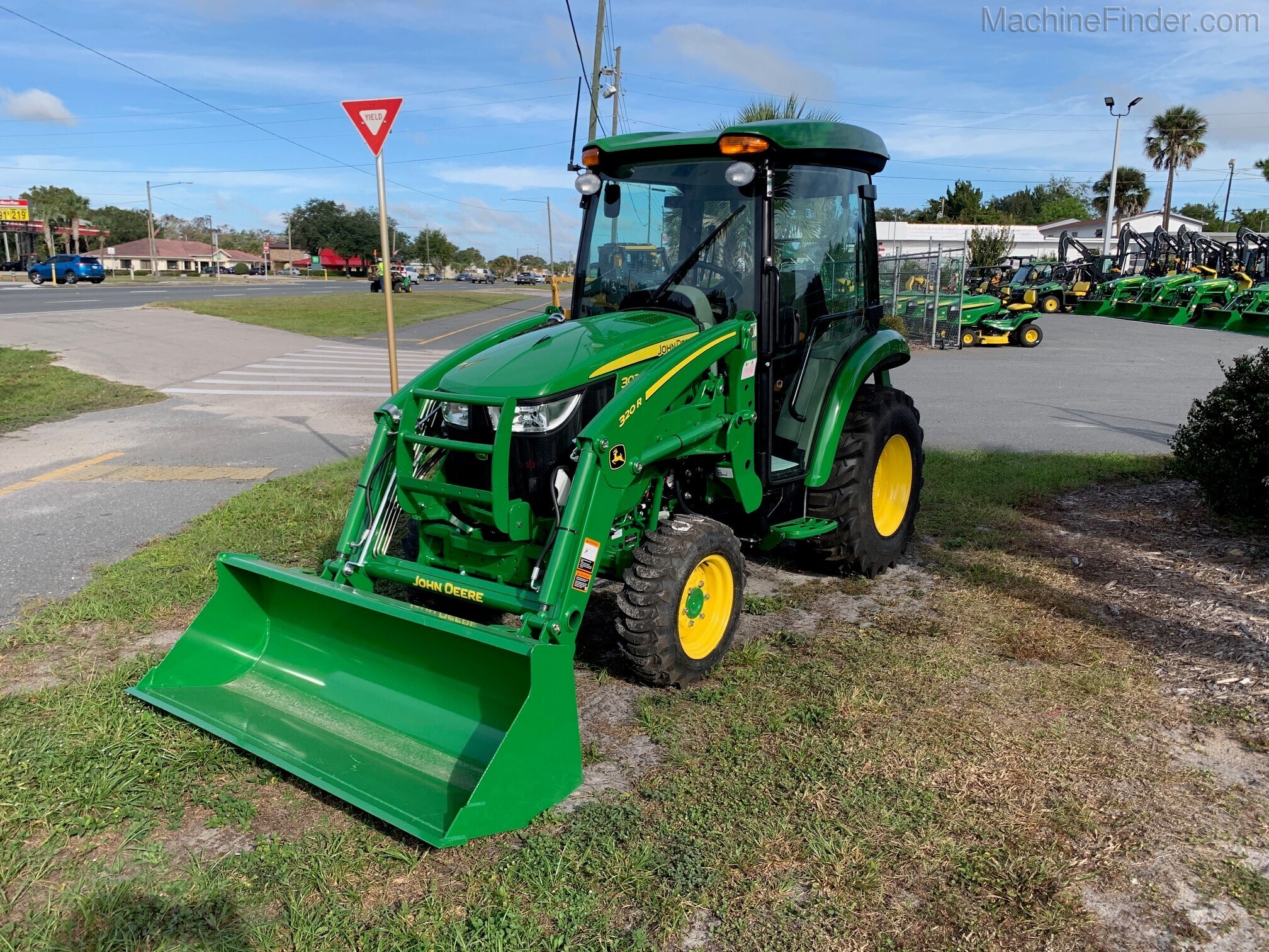 2020 John Deere 3033R Image 1