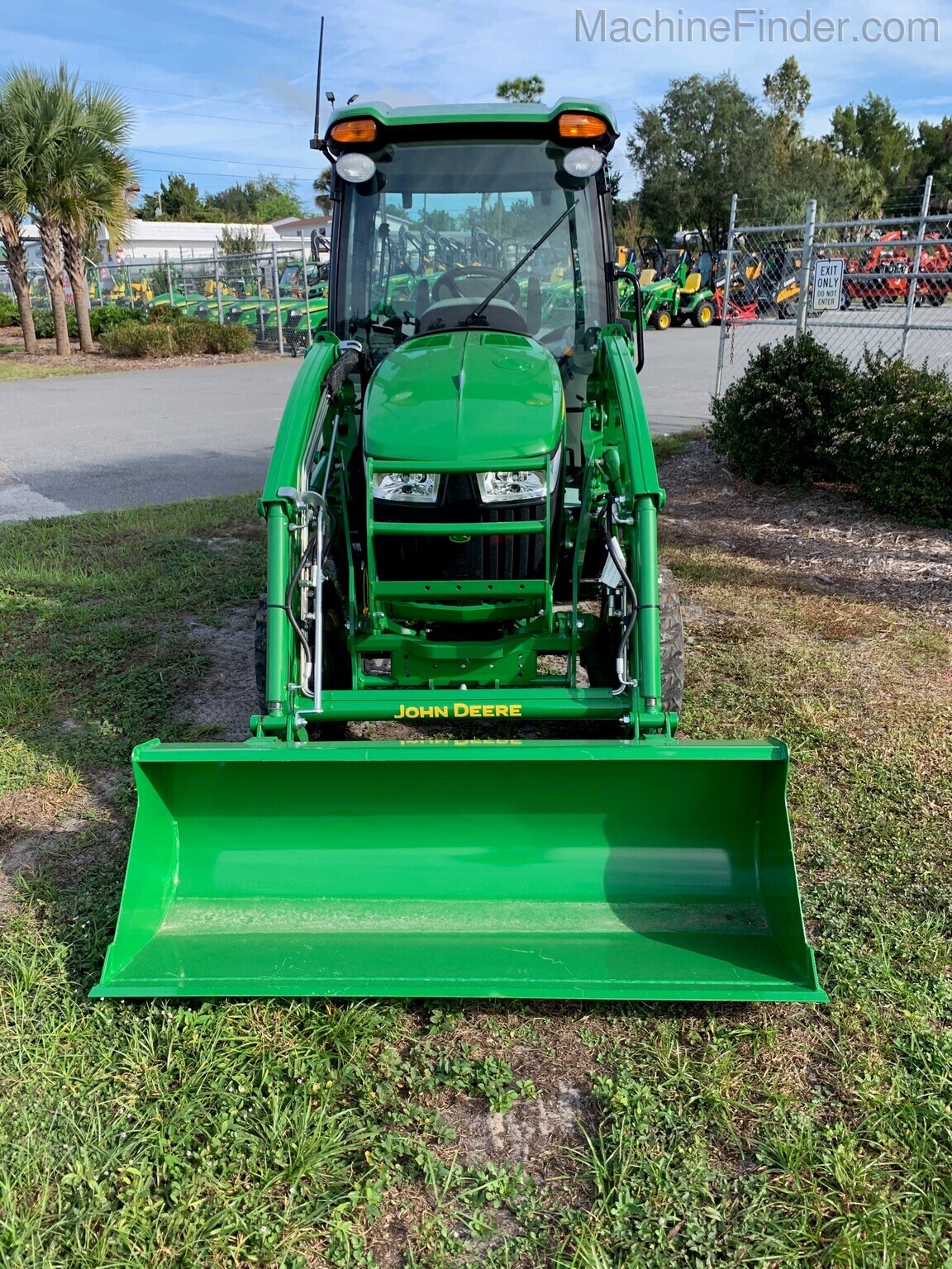 2020 John Deere 3033R Image 2