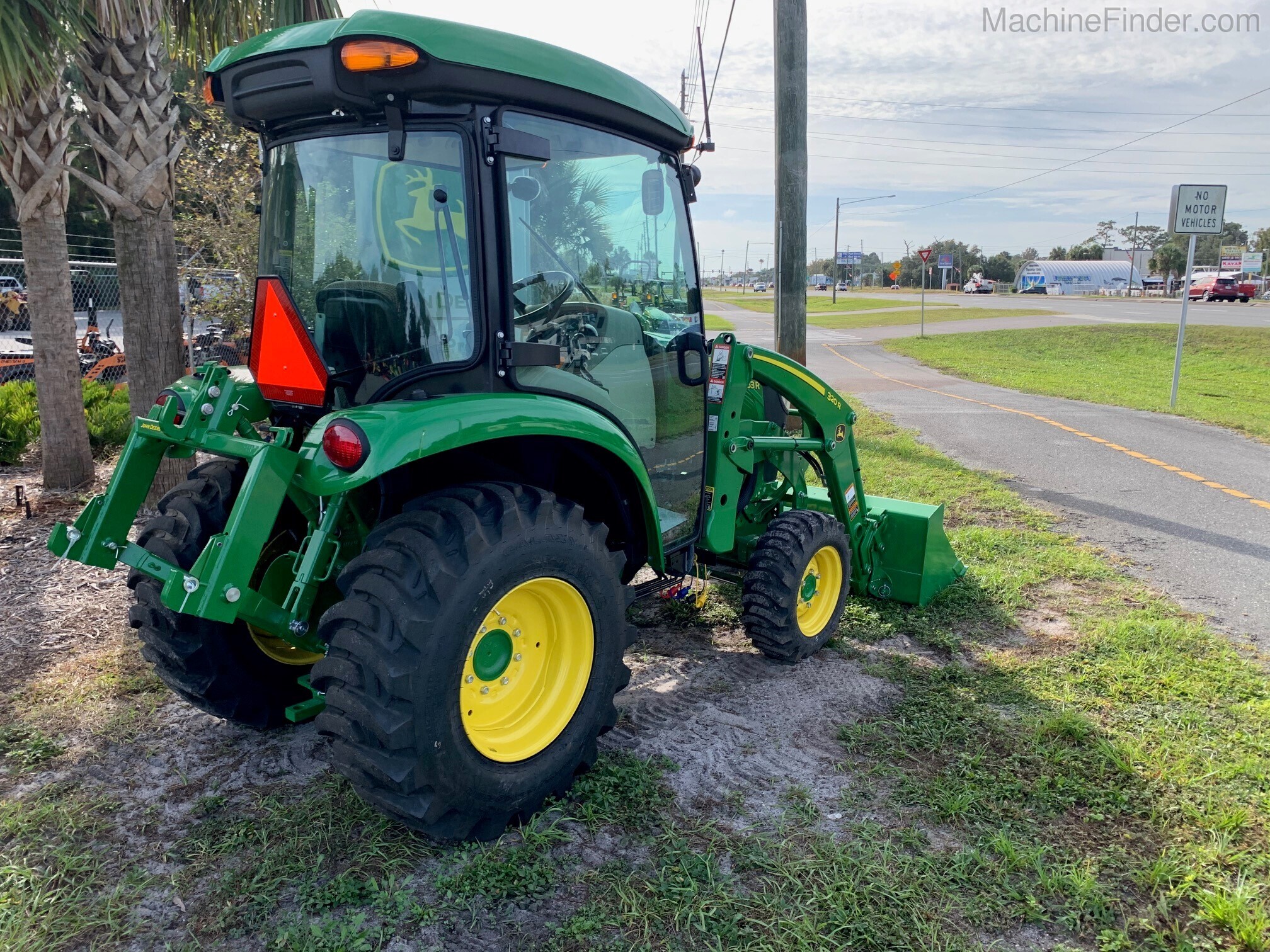 2020 John Deere 3033R Image 4