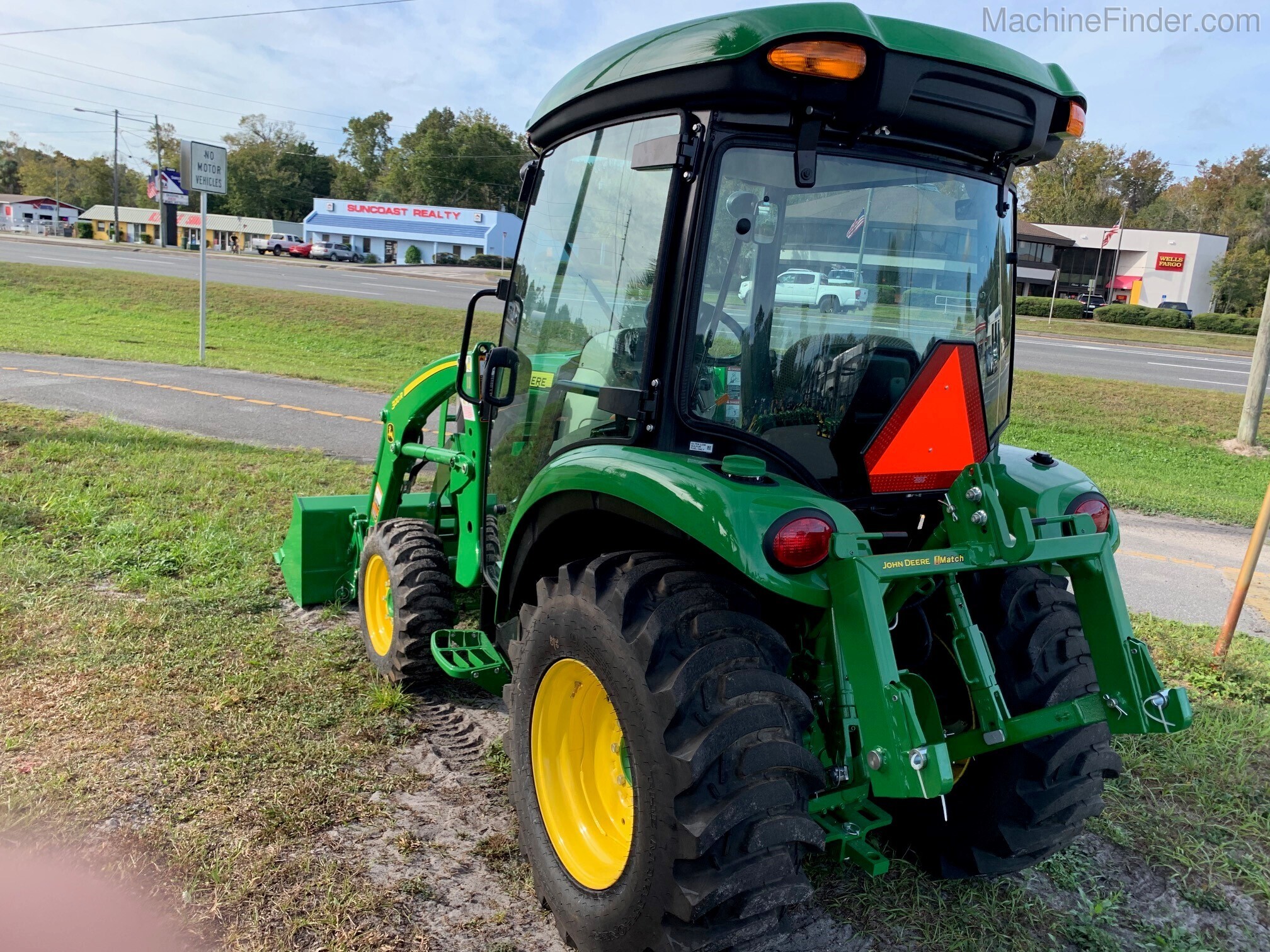 2020 John Deere 3033R Image 6