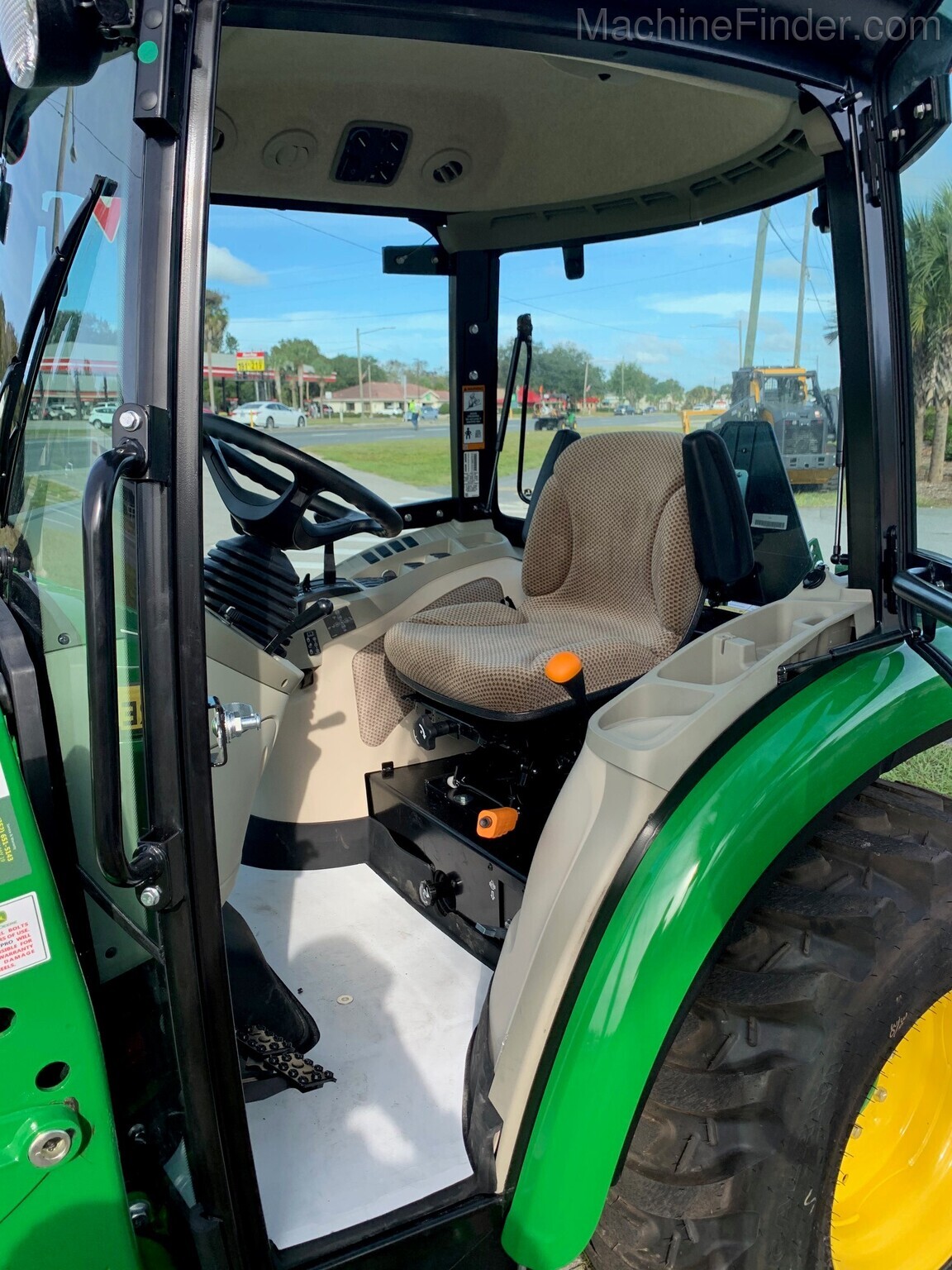 2020 John Deere 3033R Image 7