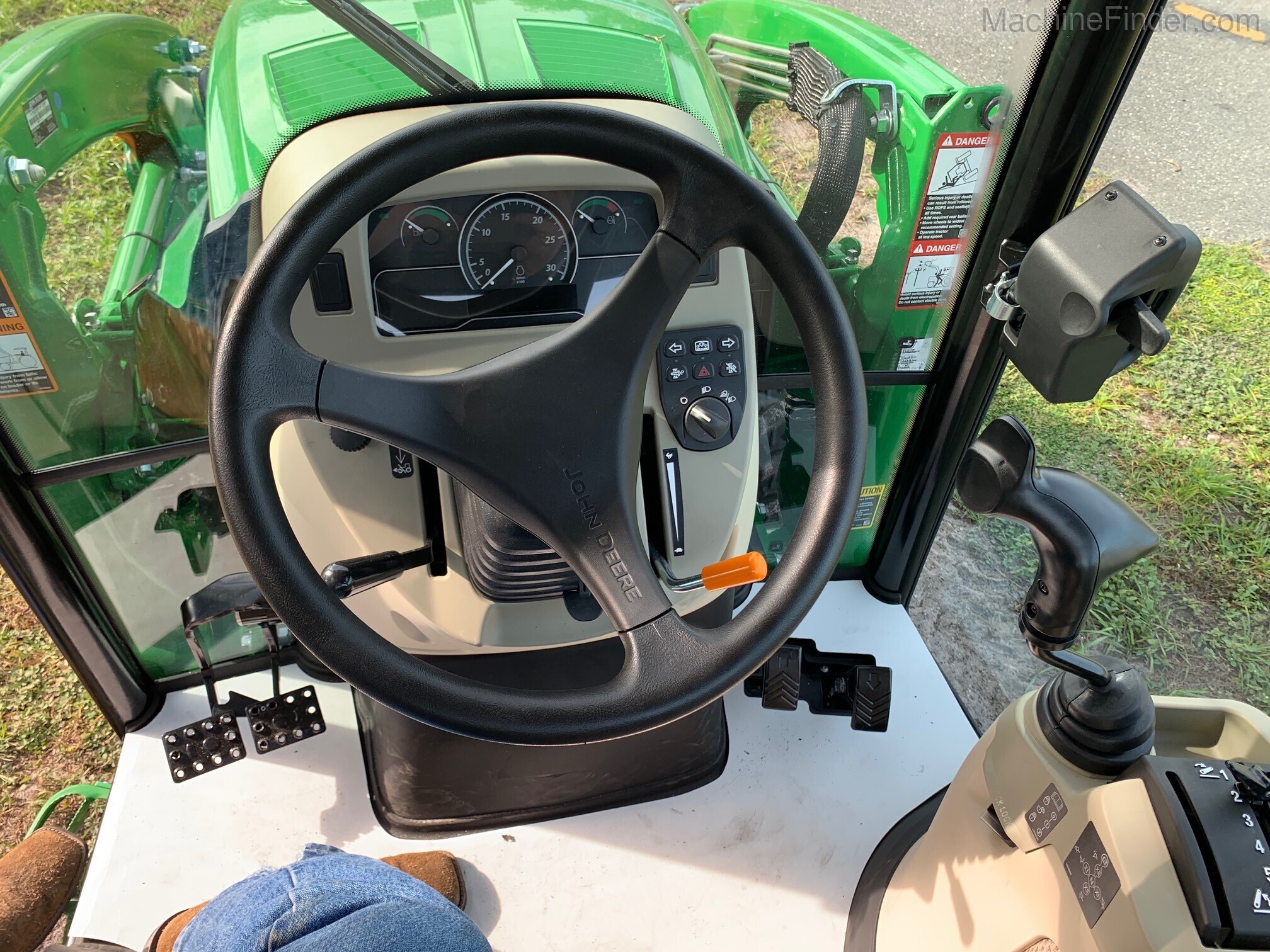 2020 John Deere 3033R Image 8