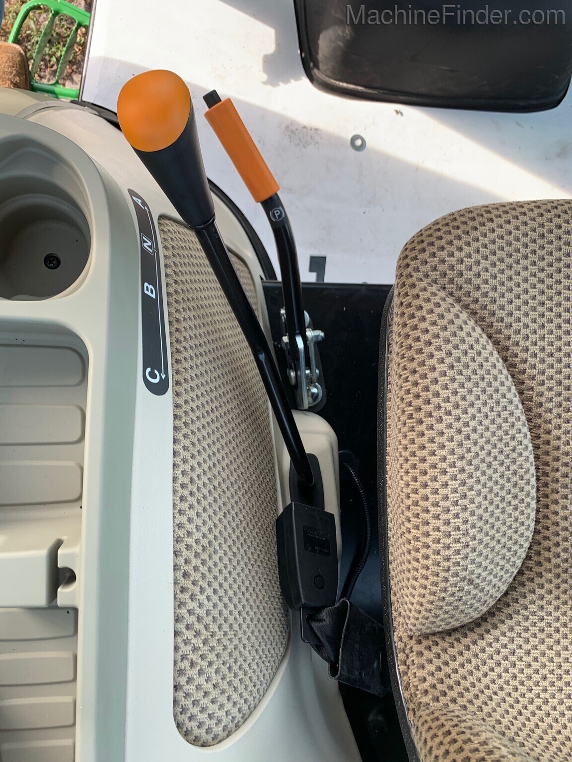 2020 John Deere 3033R Image 9